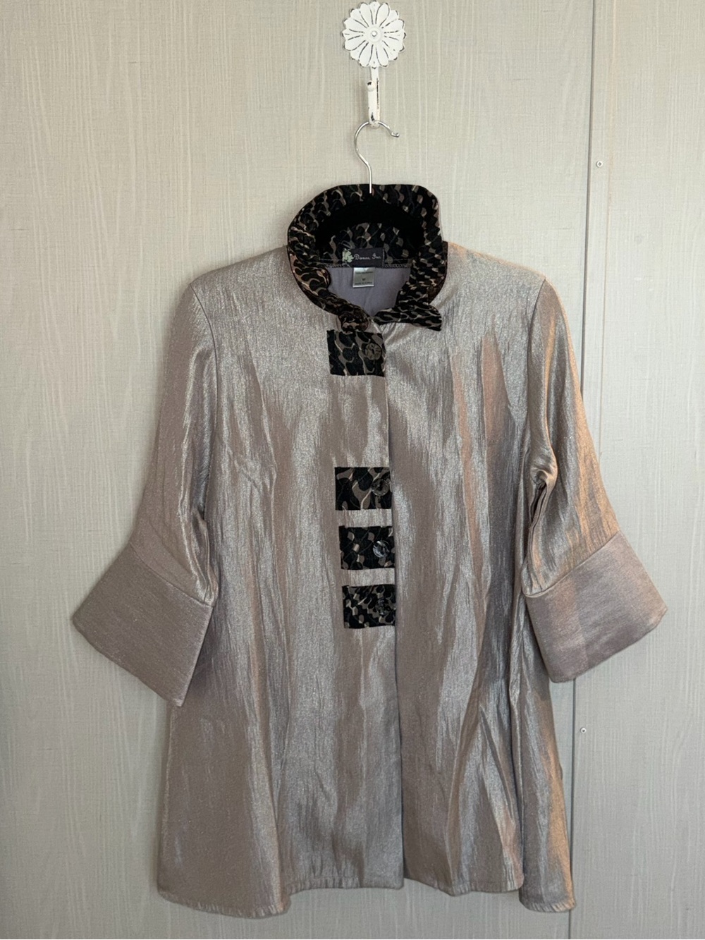 GORGEOUS Damee Inc Grey Pearlized Topper Jacket With Pockets Buttons Size M